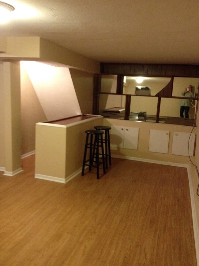Building Photo - Walk to Campus from this 2 bedroom 1 bath ...