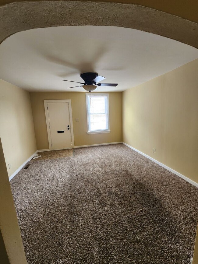Building Photo - 2 Bedroom Single Family Home