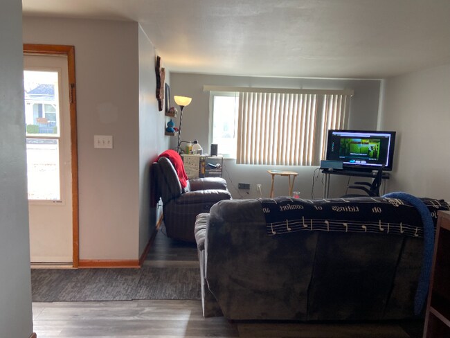 Foto del edificio - 328 N Madison St