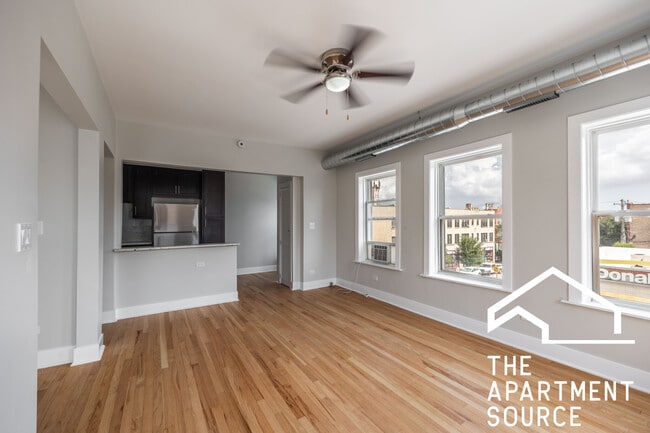 Foto del edificio - 2710 N Milwaukee Ave
