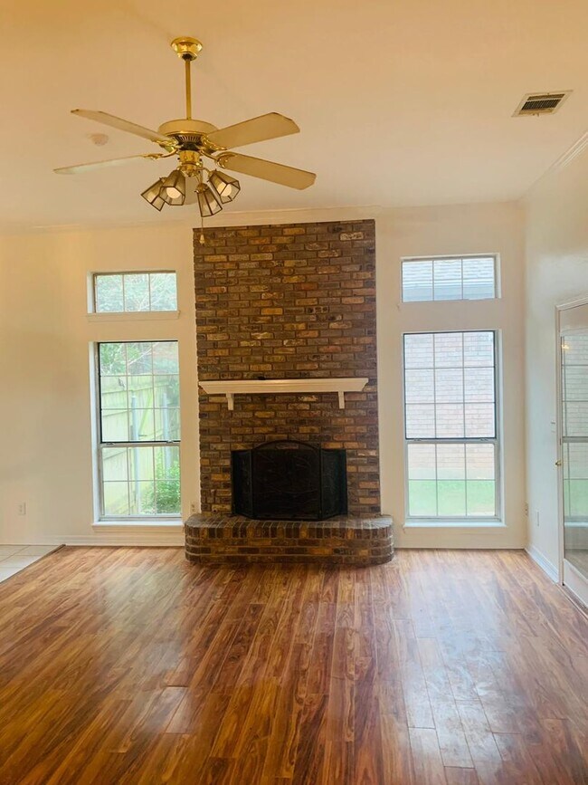 Foto del edificio - 3325 Danbury Ct