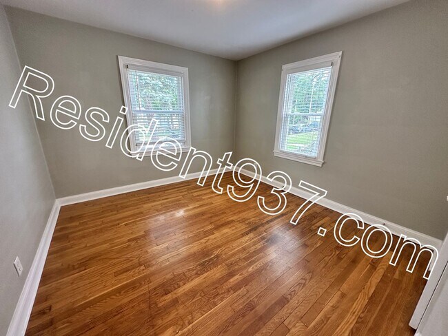 Building Photo - 3 Bed 1 Bath Home