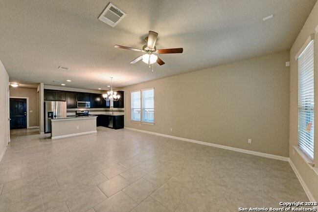 Building Photo - 3 Bed 2.5 Bath