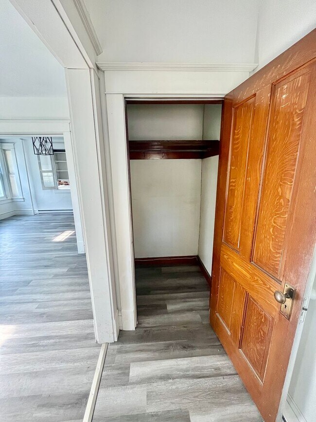 Foto del edificio - 387 E Howard St