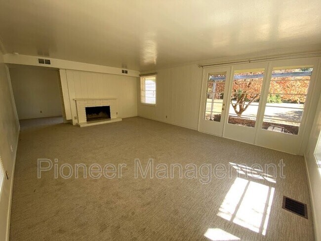 Foto del edificio - 375 Cherry Dr