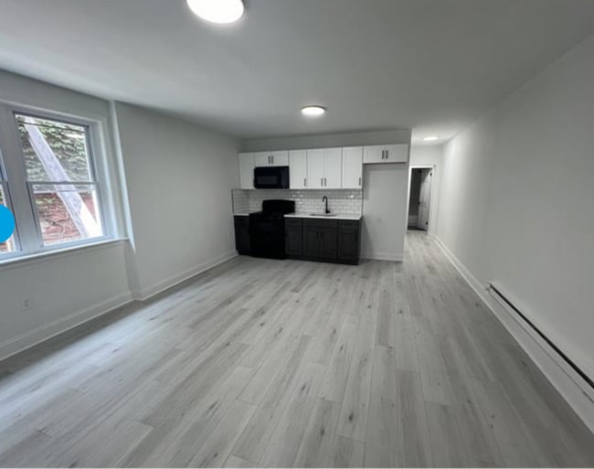 Building Photo - 2702 W 7th St