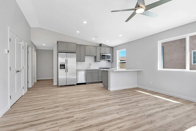 Foto del edificio - 4 bed 3 bath Prime Location! (Lease out, pending signatures. Check back in a few days!)