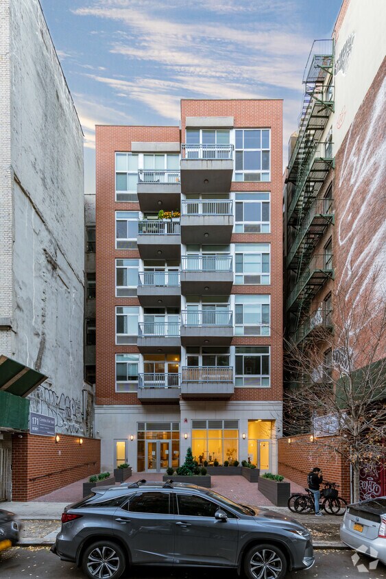 Primary Photo - 171 Henry St