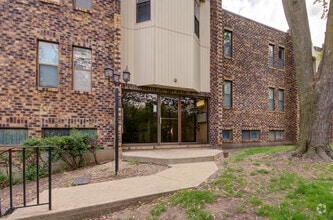 Building Photo - 2210 Country Club Dr