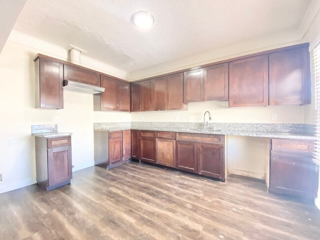 Building Photo - 132 W 74th St
