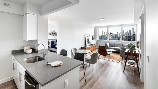 Building Photo - 3 bedroom in New York NY 11101
