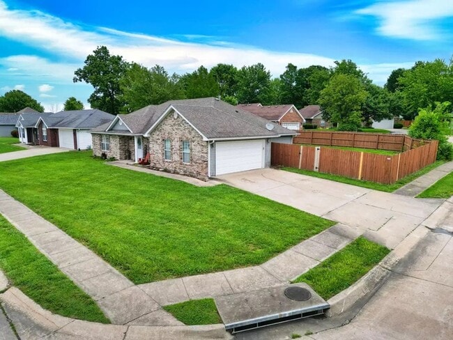 Building Photo - Nice 3 Bedroom 2 Bathroom House In Souther...