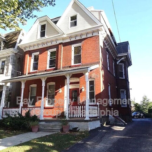 Building Photo - 204 Sumac St