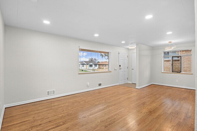Building Photo - Newly Renovated 3 Bedroom 1 Bathroom Upper...