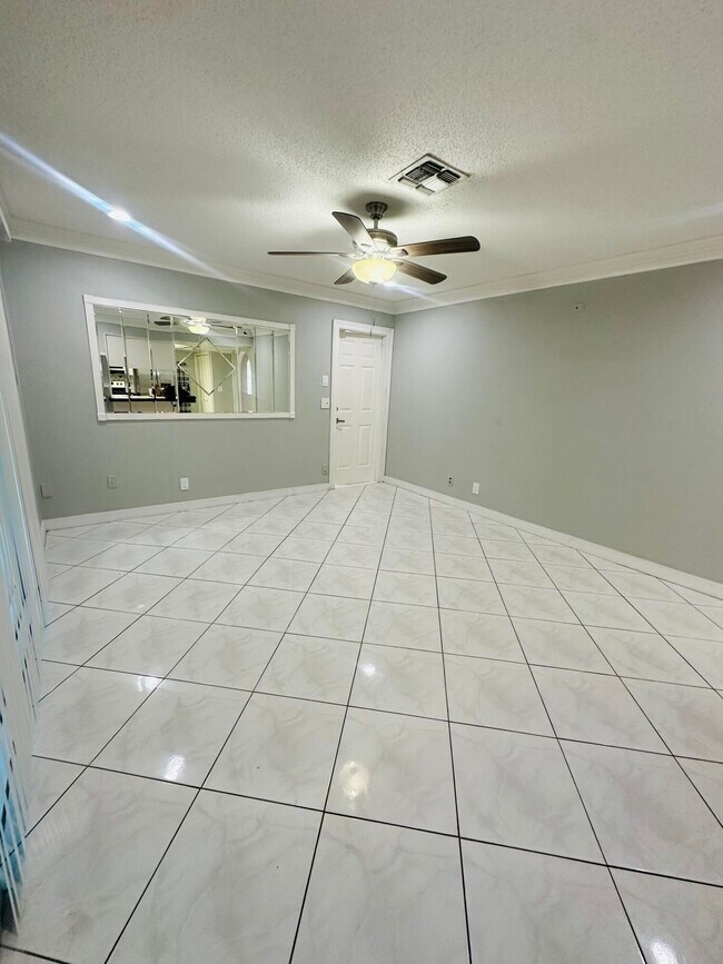 Foto del edificio - 1485 Woodcrest Rd N