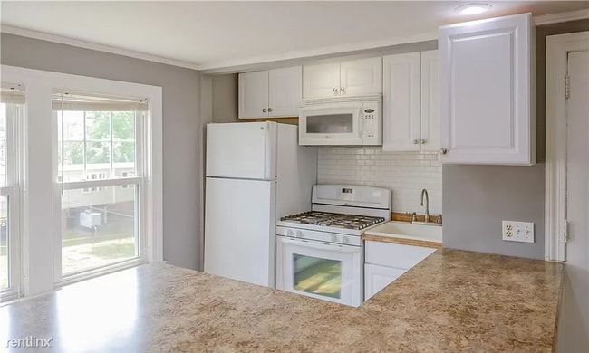 Building Photo - 3 br, 3 bath House - 602 New Britain Ave