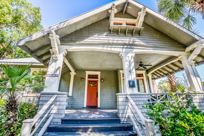 Building Photo - Gorgeous Fully Furnished Downtown Home