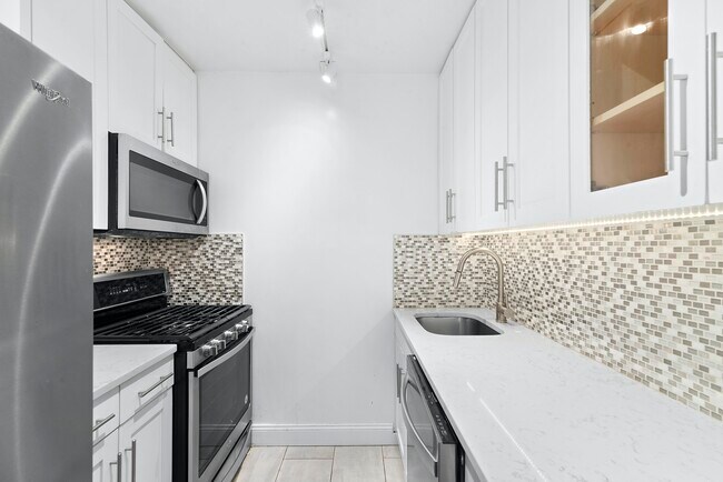 Building Photo - 415 E 37th St
