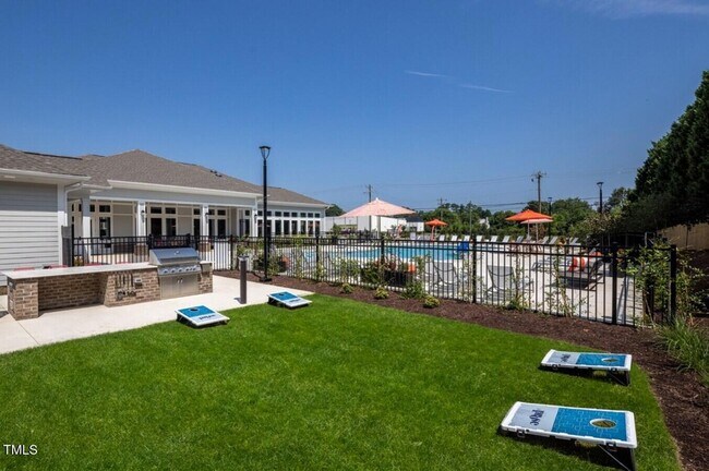 Foto del edificio - 3520 Pinetree Grv Ln