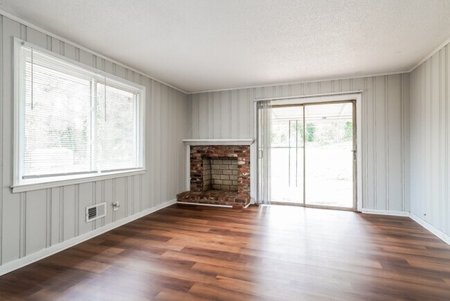 Foto del edificio - Brick 3-Bedroom Beauty in Greenville, SC