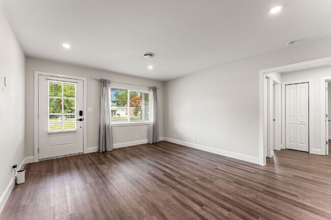 Foto del edificio - Charming 4-Bed with 2 Full Baths and Large Fenced-in Yard in the Heart of Clermont!