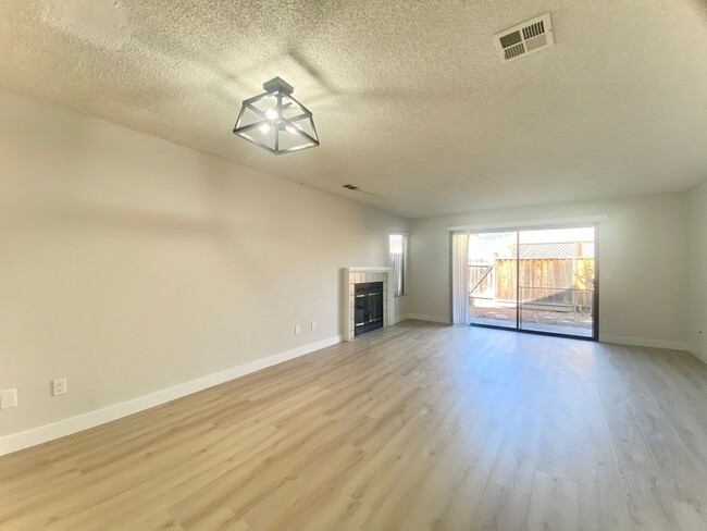 Building Photo - Wonderful 2-Suite Bedroom Townhome in Frem...