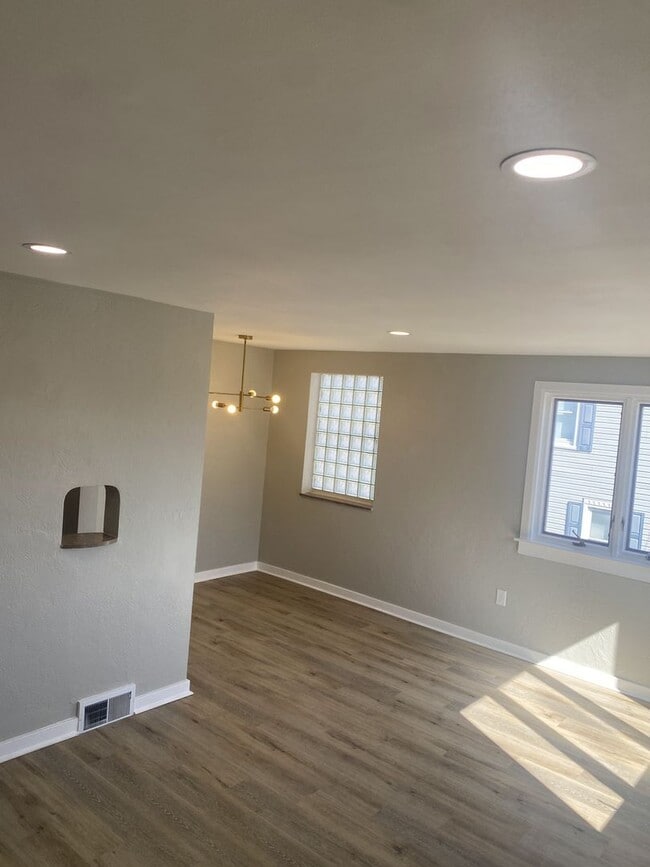 Building Photo - ADORABLE 2 BEDROOM / 1 BATH BRICK RANCH HOME - E McKEEPSPORT