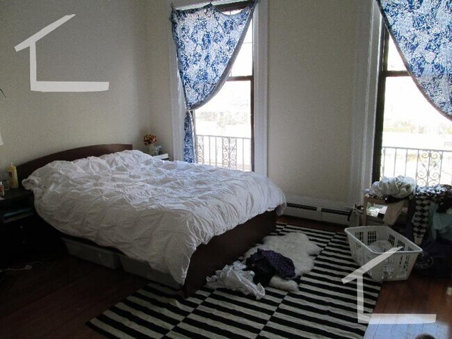 Building Photo - Washington Sq. Location. 3 Full Bathrooms, Porch, Central Heat/AC