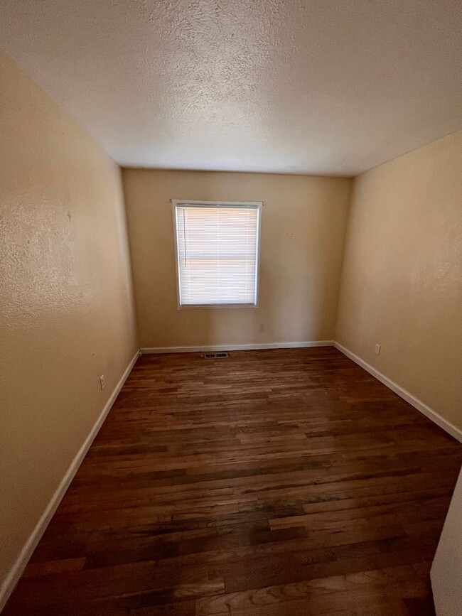 Building Photo - Pet Friendly property with a bonus room!