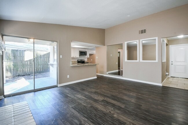 Building Photo - 21 Pineash Ct