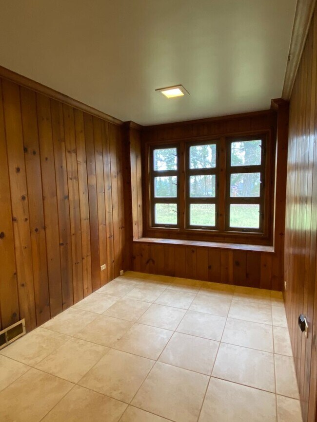 Building Photo - Beautiful 3 Bedroom, 3 bath historic home ...