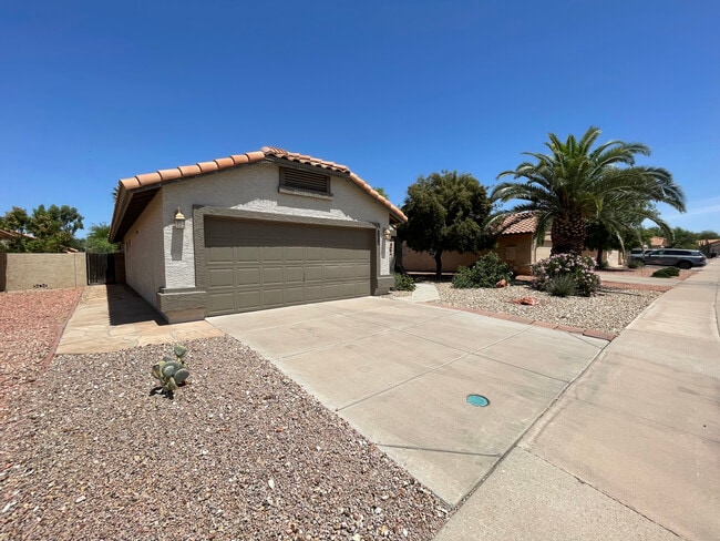 Jardín delantero - 1220 W Butler Dr