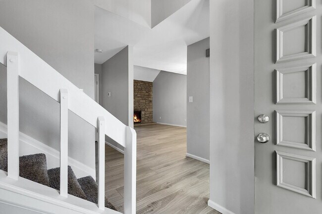 Building Photo - $3,000 - 3 Bed, 2.5 Bath Townhome with Fin...