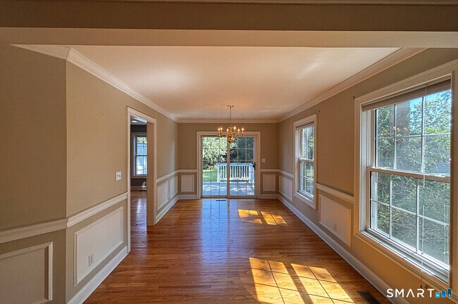 Building Photo - 405 S Pine Creek Rd
