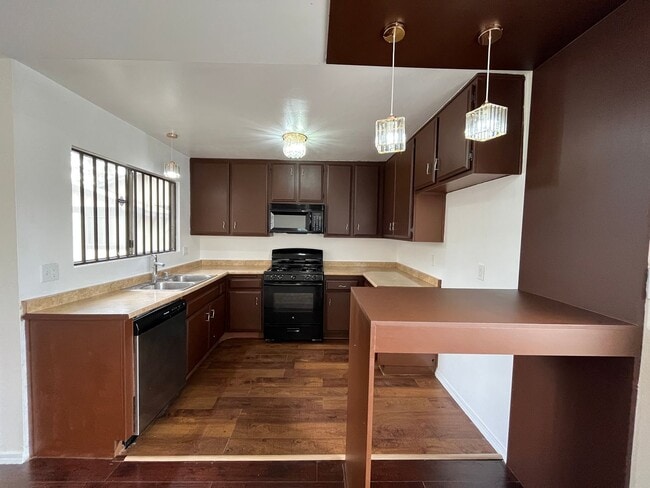 Building Photo - READY FOR MOVE-IN! 2+1 w/in-unit laundry +...