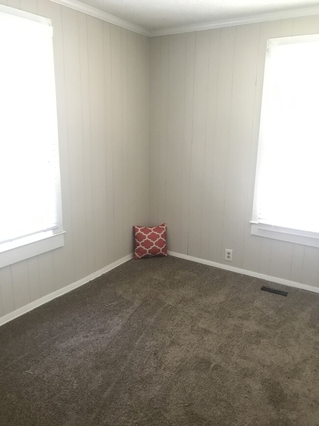 Building Photo - SPACIOUS 2 Bed House w/ detached garage storage area! DEPOSIT-FREE Renting option thru OBLIGO! De...