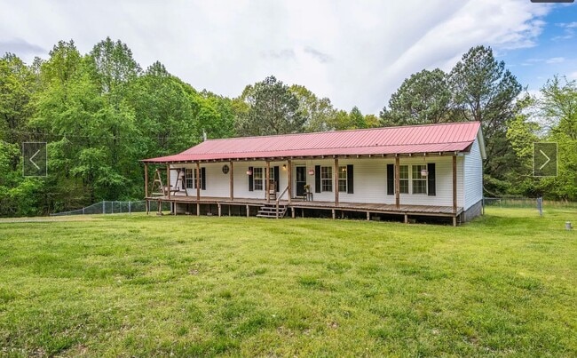 Building Photo - Fairview - 3 bedroom 2 baths - Private living