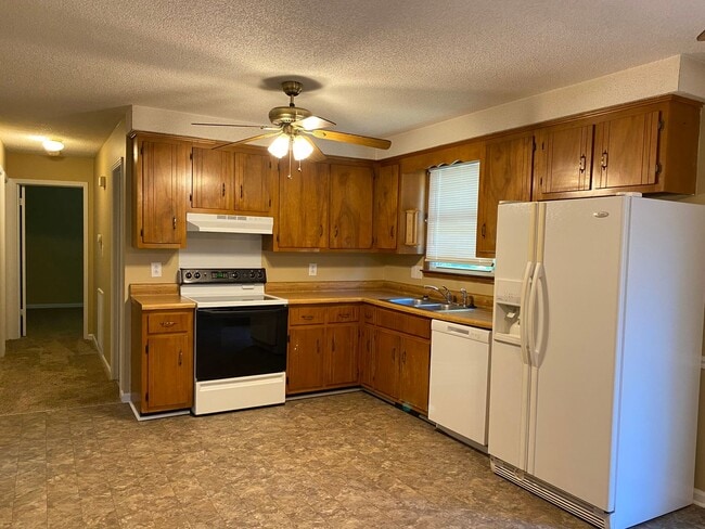 Building Photo - Great 3bdr/1.5ba Ranch Home detached garage! This one won't be here long!