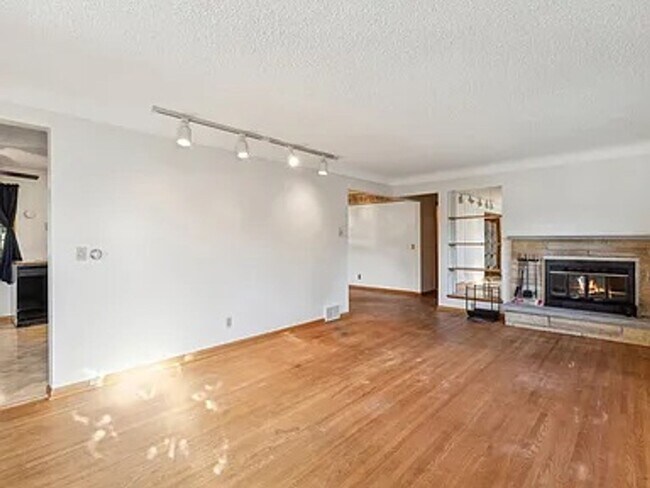 Foto del edificio - Welcome to this charming 3 bedroom, 3 bathroom home in the desirable Minnetonka. Avail. April 1st...