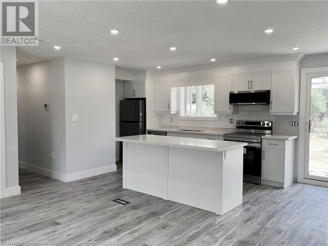 Building Photo - 76 Montcalm Dr