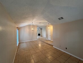 Building Photo - 2827 Parkwood Manor Dr