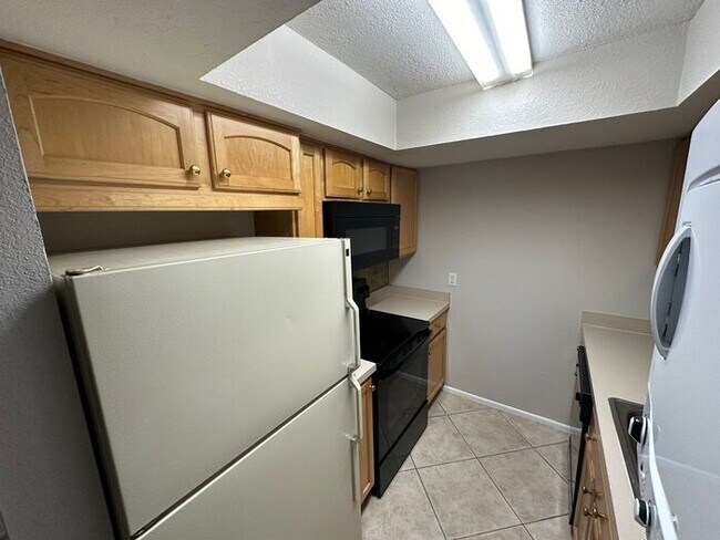 Foto del edificio - **MOVE IN SPECIAL $500 Off the first months rent** COZY 2 Bedroom/1.5 Bathroom 2nd Floor Condo!!