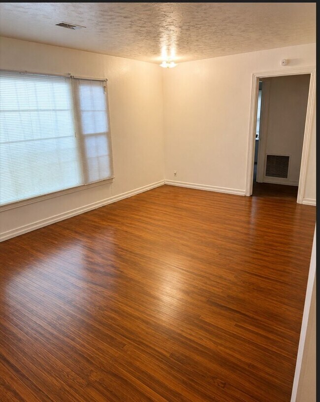Foto del edificio - 1019 Ruby Ln