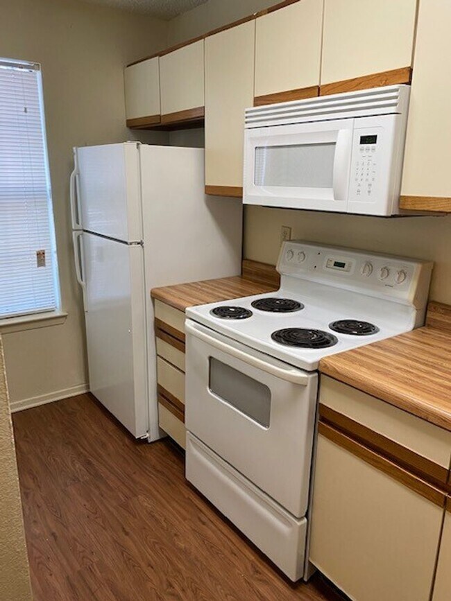 Foto del edificio - TWO BEDROOM CONDO BY UNT