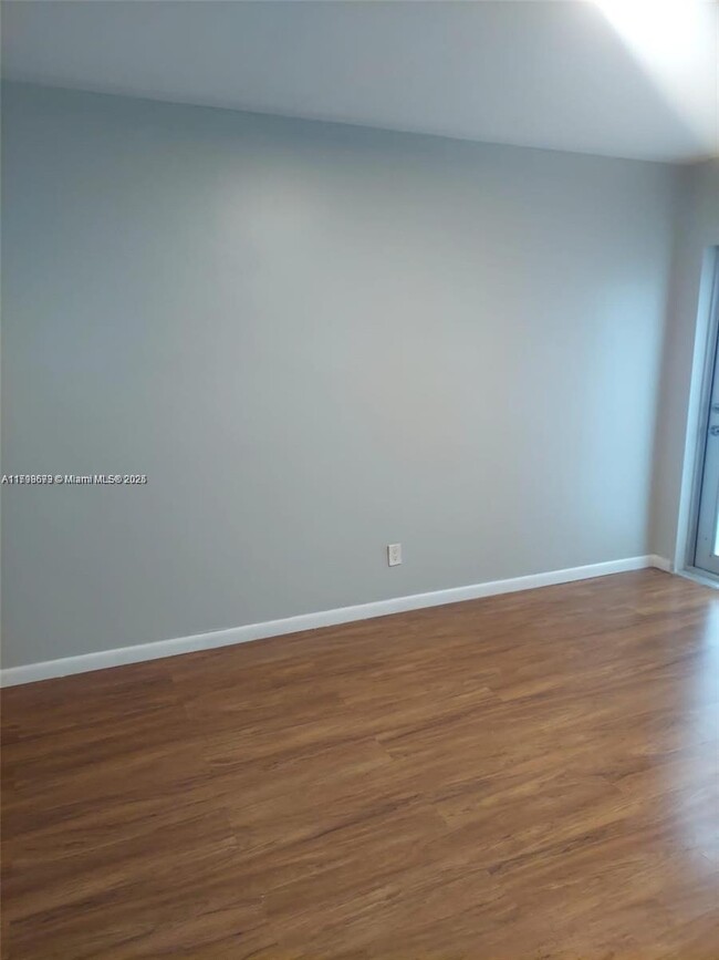Building Photo - 7430 Carlyle Ave