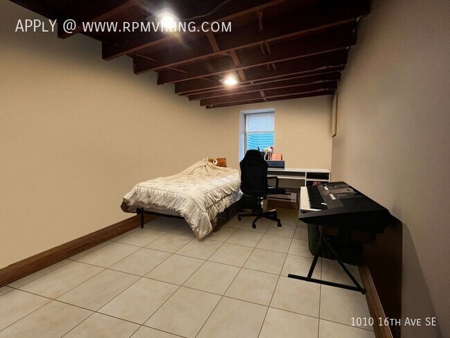 Building Photo - 3 Bed 2 Bath Duplex Ready Fall 2024 - Depo...