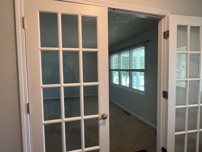 Building Photo - 3 Bedroom and Large Yard in South Springfield