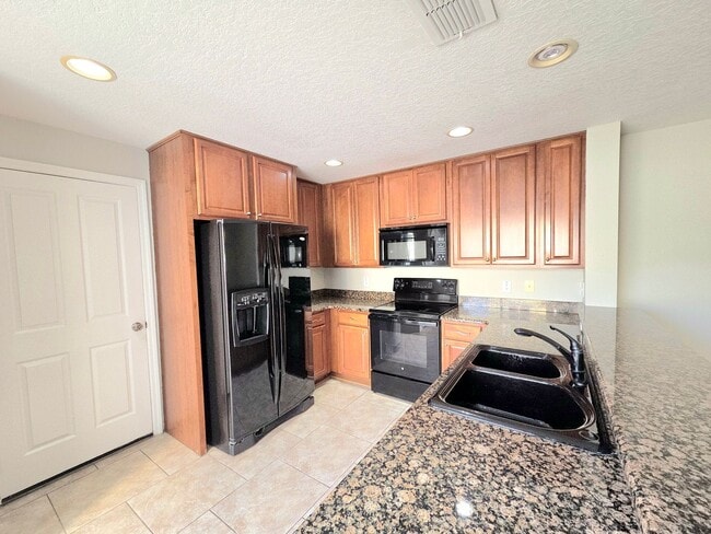 Foto del edificio - Avalon Park corner end Townhome featuring 3 bedrooms, 2.5 baths, plus office, and 2 car garage.