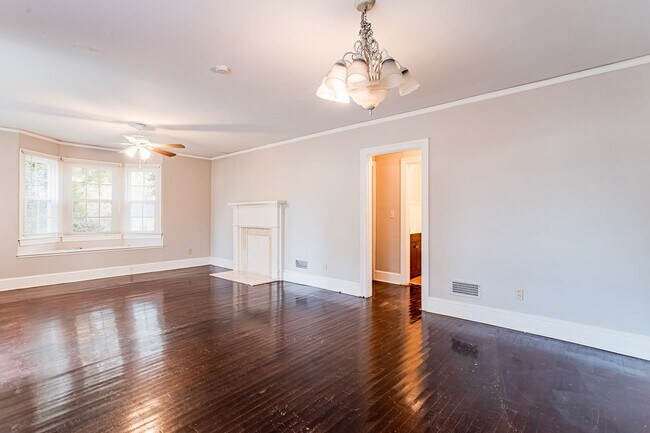 Foto del edificio - Charming 2 Bedroom 1 Bathroom Bungalow in ...