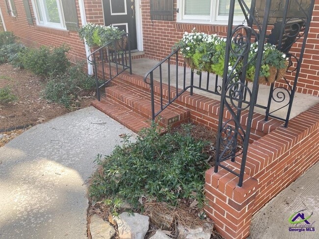 Building Photo - 2740 Northwoods Dr S